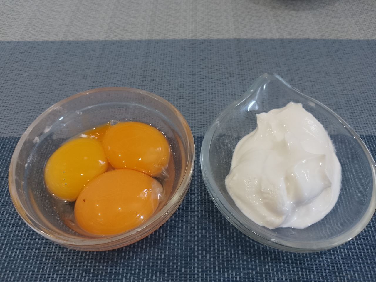 Печенье из рисовой муки и крахмала, песочное и рассыпчатое: Добавляем сливки или сметану, перемешиваем.