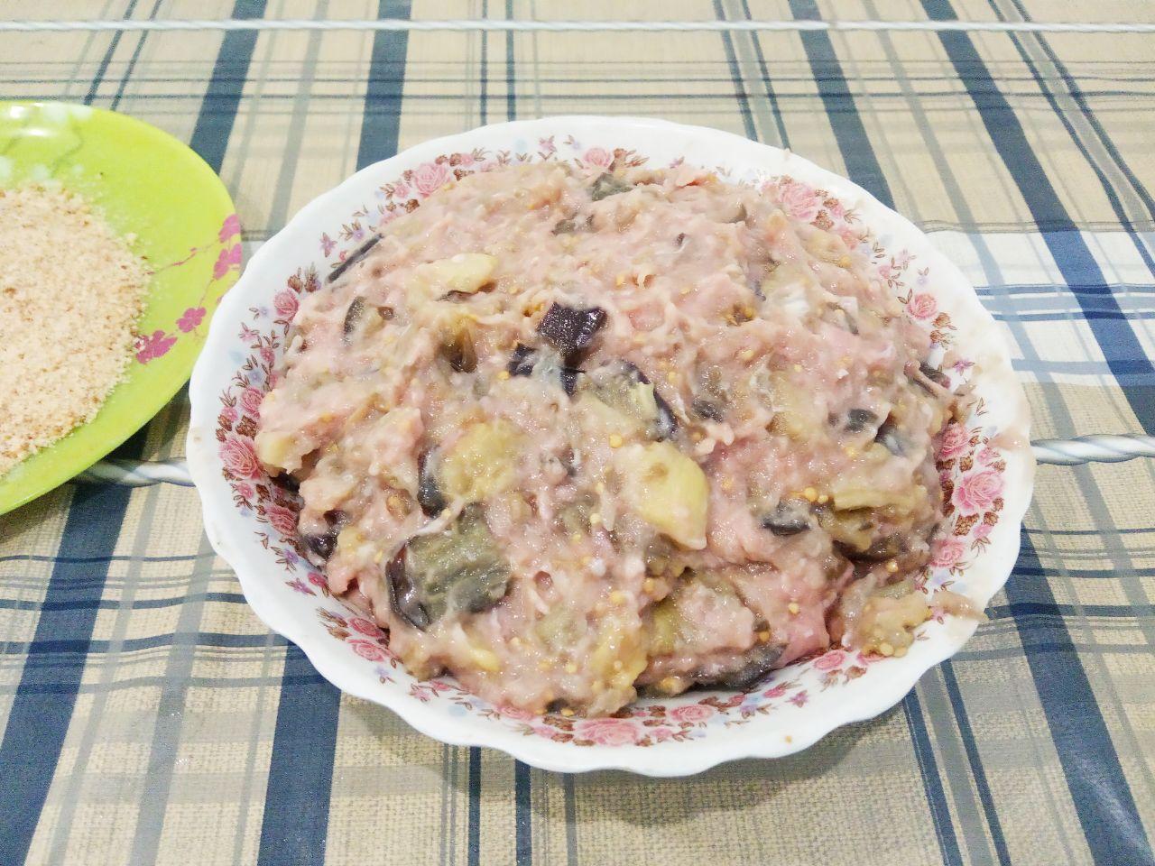 Котлеты мясные с баклажанами: Соединяем измельченные баклажаны с фаршем, луком и чесноком, добавляем соль и перец по вкусу.Котлетную массу