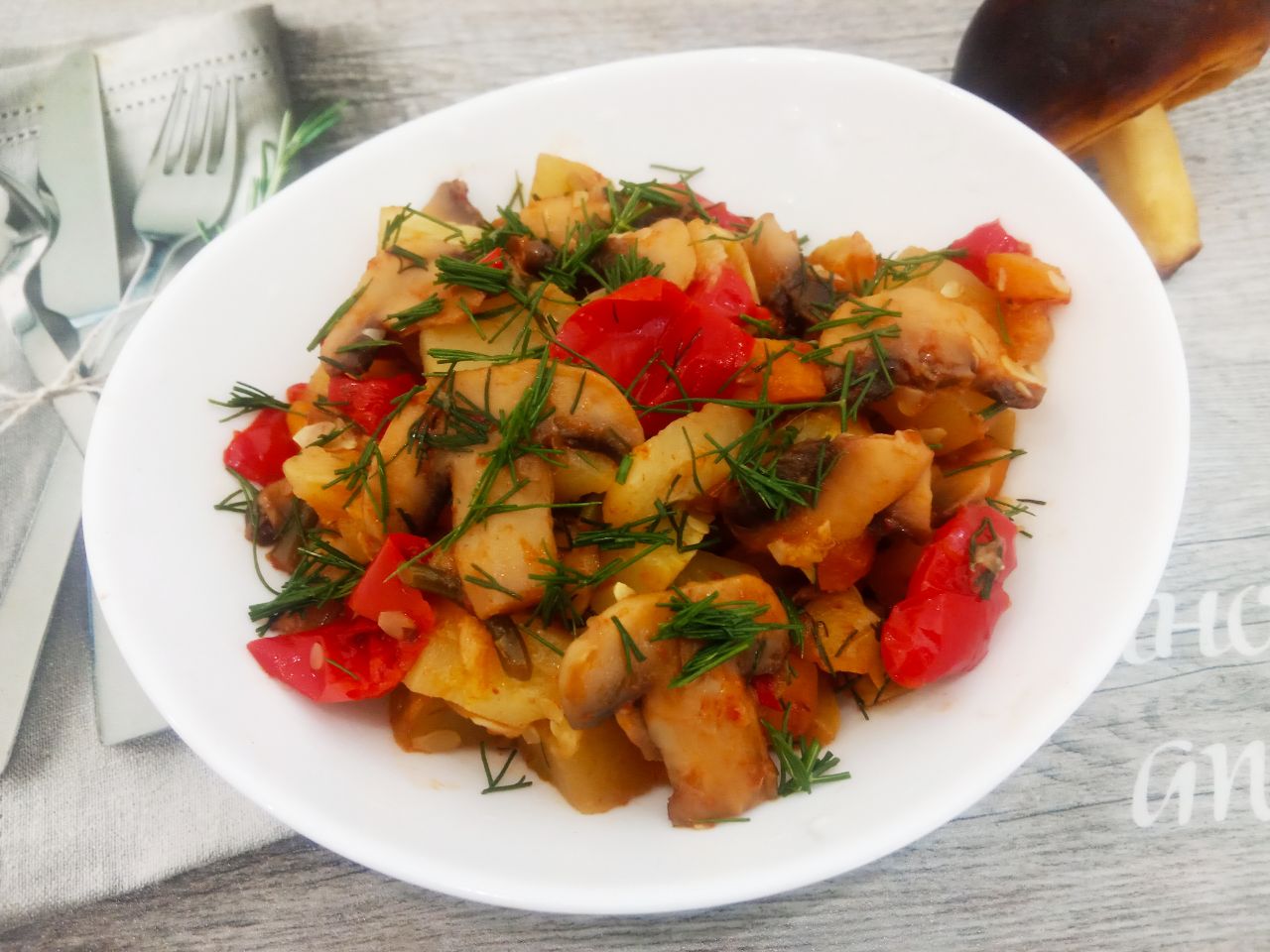 Тушеные патиссоны с овощами и грибами