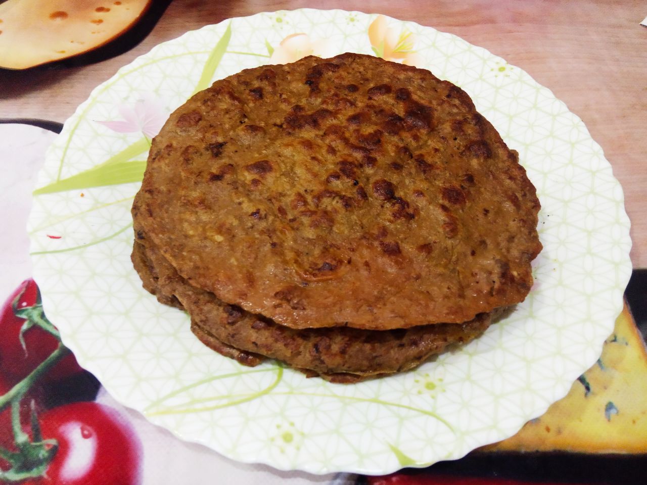 Простой рецепт торта из печени, сыра, лука и моркови: Разогреваем сковороду, смазываем жиром, наливаем небольшой слой печеночного теста, разравниваем и выпекаем с