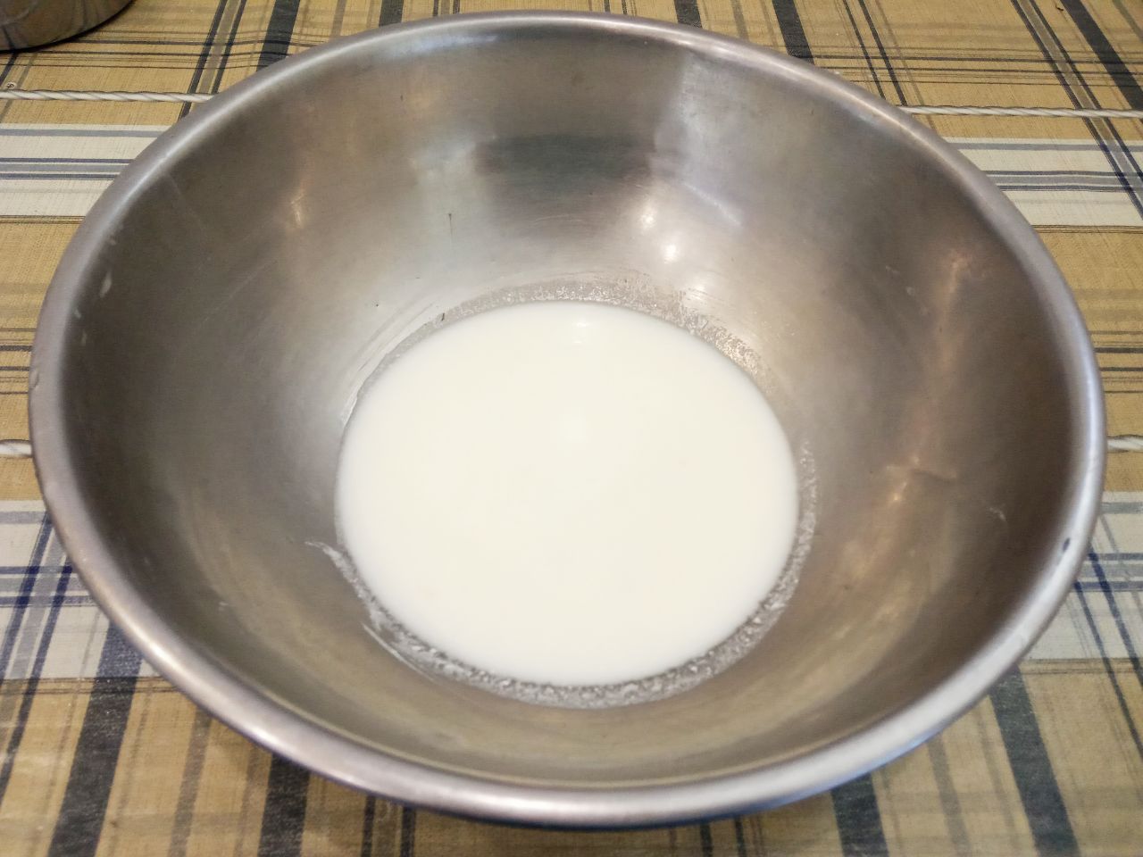 Простой рецепт жареных пирожков с начинкой из куриного филе и лука: Кефир подогреваем, чтобы был теплым и заливаем дрожжи. Смесь размешиваем пока не разойдутся дрожжи.