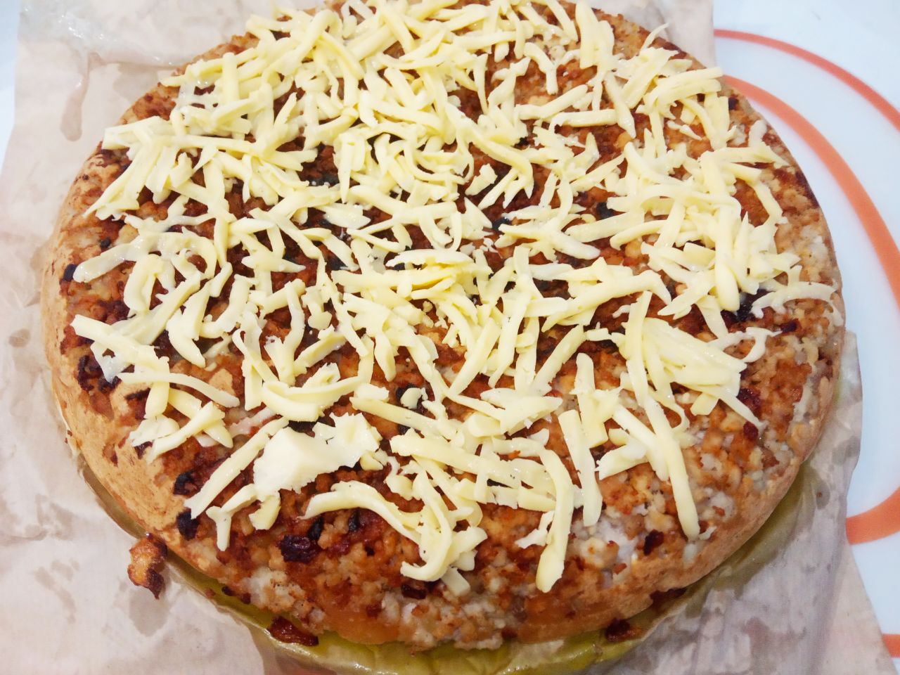 Заливной пирог с фаршем и луком на сковороде, просто и вкусно: Пирог посыпаем тертым сыром и возвращаем обратно в сковороду так, чтобы сыр был сверху.