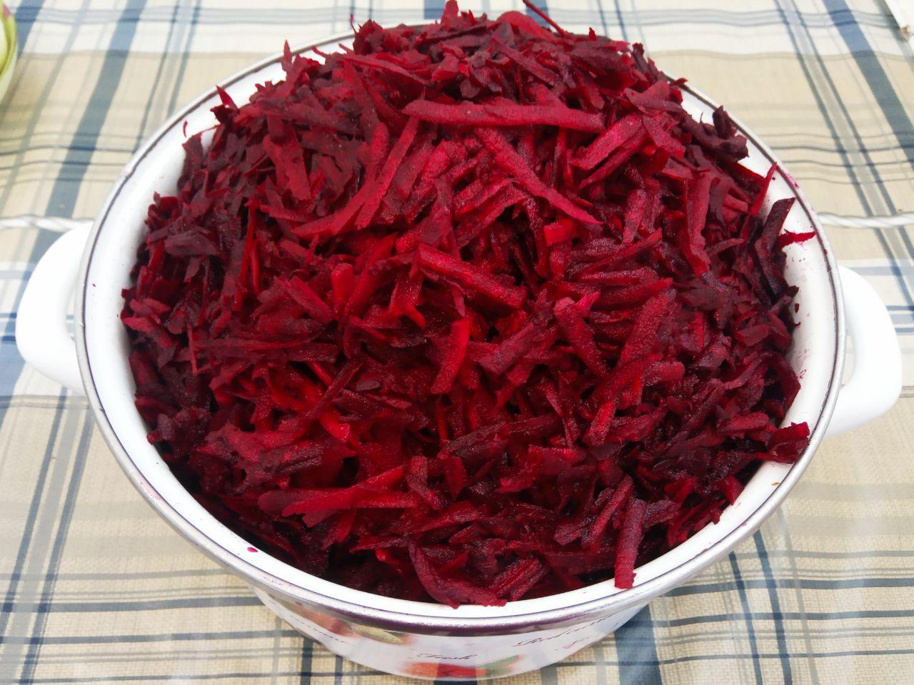Салат из красной свёклы: Свёклу промываем и очищаем от кожуры, натираем на крупной терке, кладем в кастрюлю к помидорам и на слабом