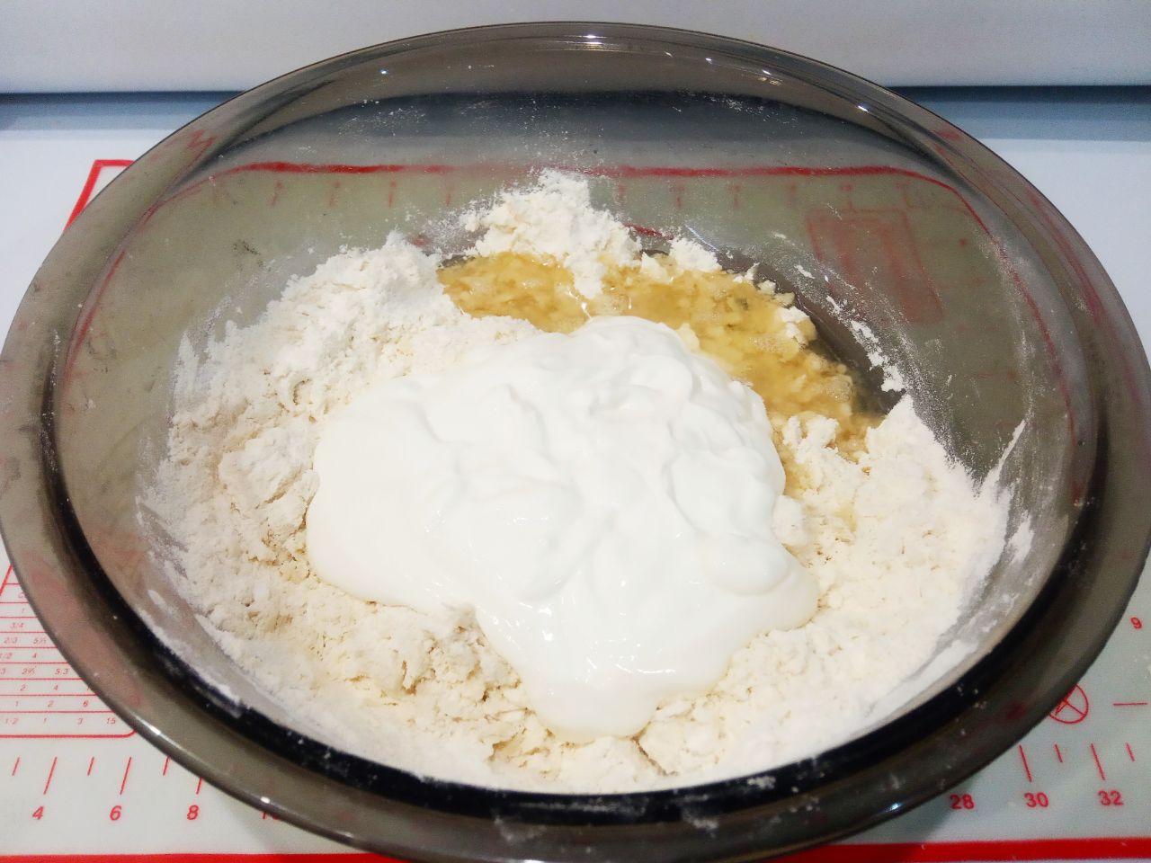 Рогалики с джемом на сметане, без яиц, просто и вкусно: Добавляем в мучную крошку растительное масло и сметанную смесь, размешиваем и замешиваем мягкое и нежное