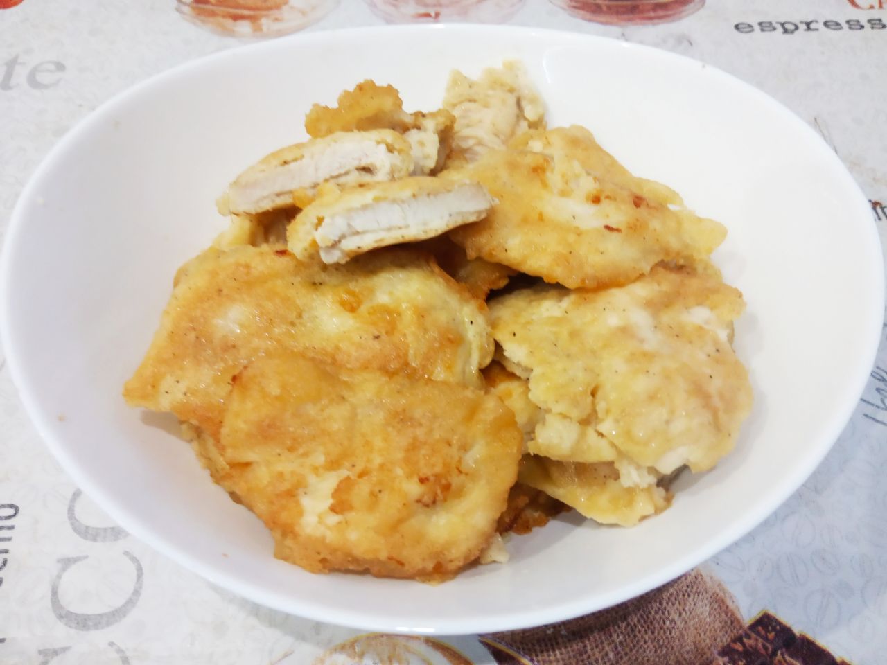 Филе куриное в кляре, на сковороде, сочное и нежное: Затем кусочки филе переворачиваем на другую сторону и обжариваем до готовности.Обжаренное филе складываем на