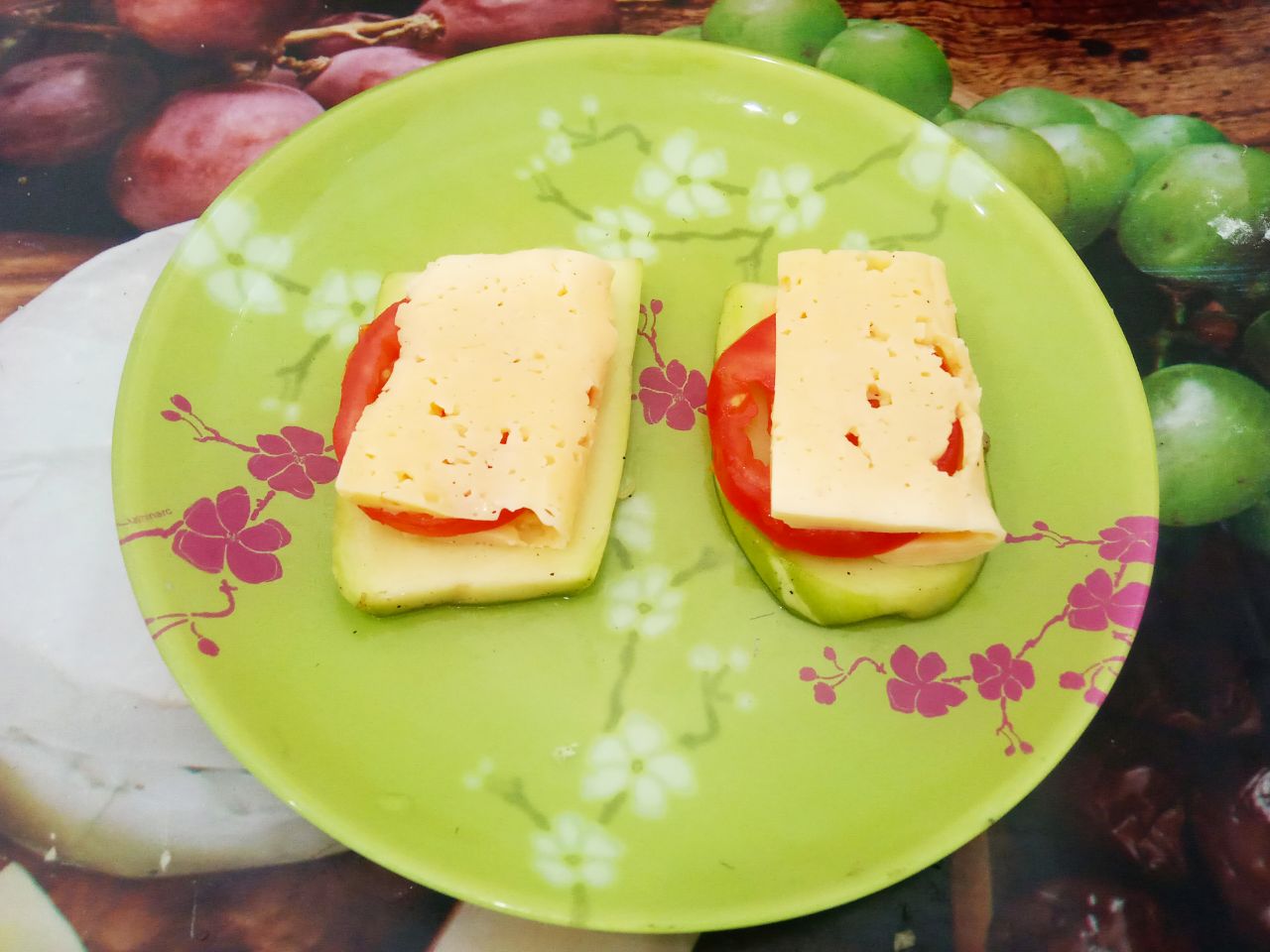Кабачки с начинкой из помидоров и сыра, жареные в яичном кляре: Накрываем кружочки помидоров полоской сыра.