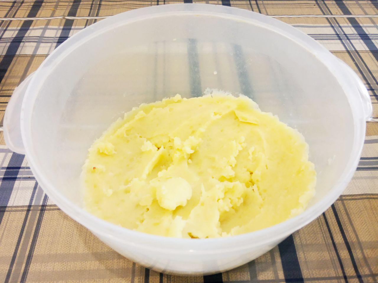 Картофельные котлеты из пюре с фаршем, просто и вкусно: Картофель очищаем от кожуры, промываем и отвариваем в подсоленной воде до готовности. Сливаем жидкость и