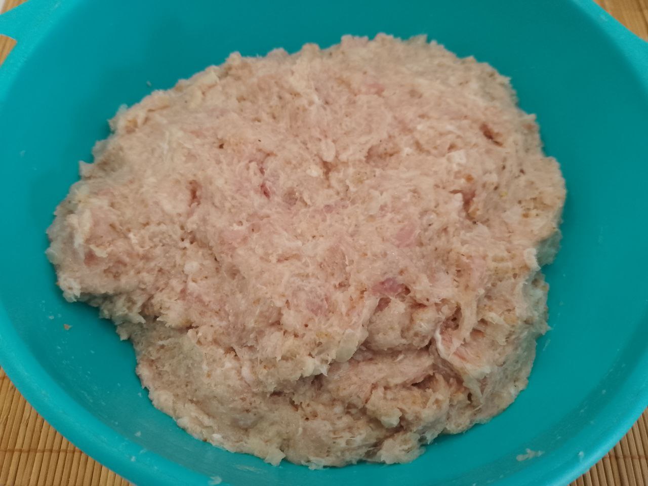 Котлеты из куриного мяса, сочные и аппетитные: В чашу кладем фарш, лук и чеснок. Добавляем сметану, панировочные сухари, соль и перец по вкусу. Котлетную
