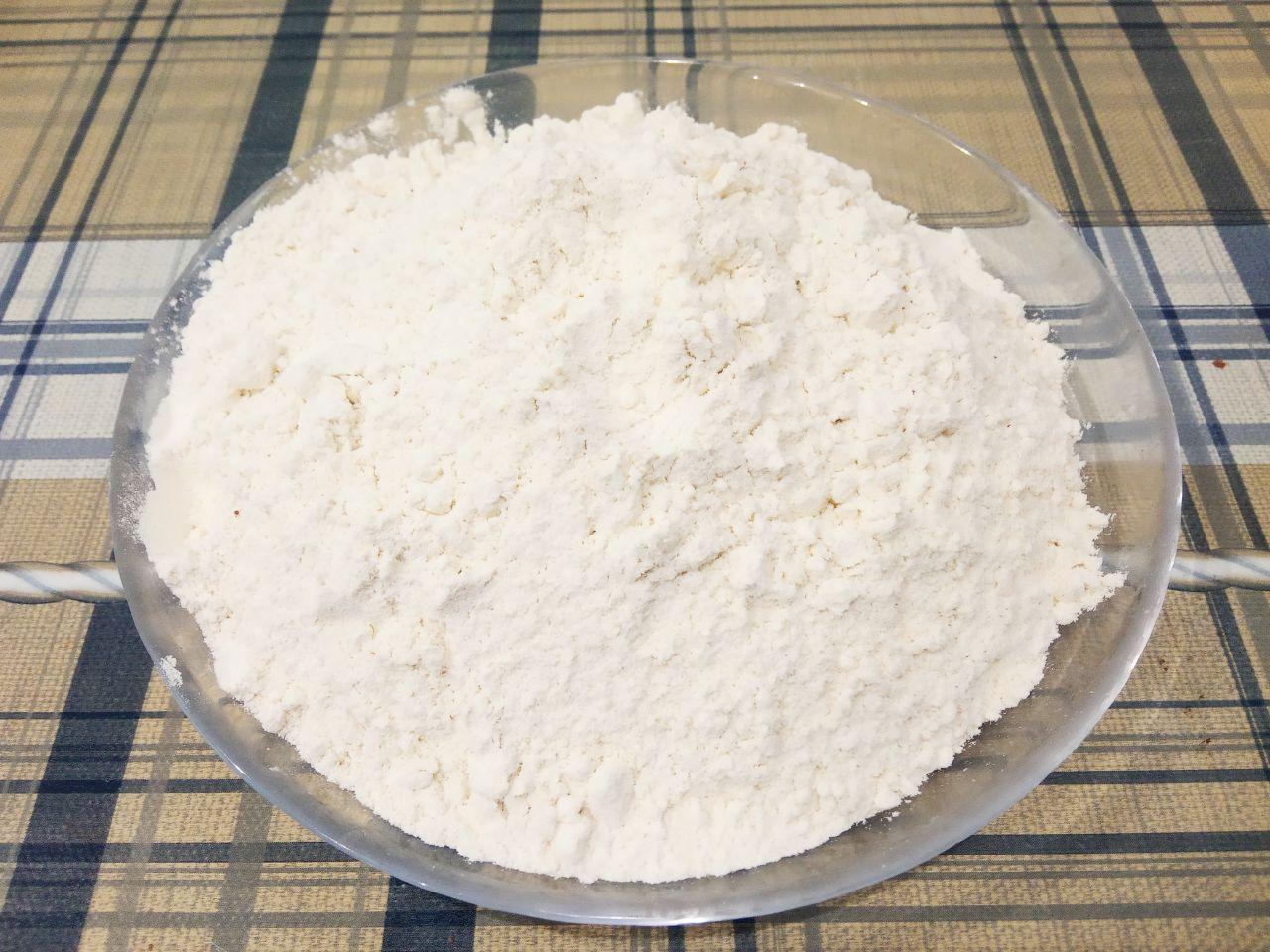 Пирог «Зебра» на молоке и растительном масле к чаю, просто и вкусно: Муку просеиваем через мелкое сито и добавляем в смесь, размешиваем.