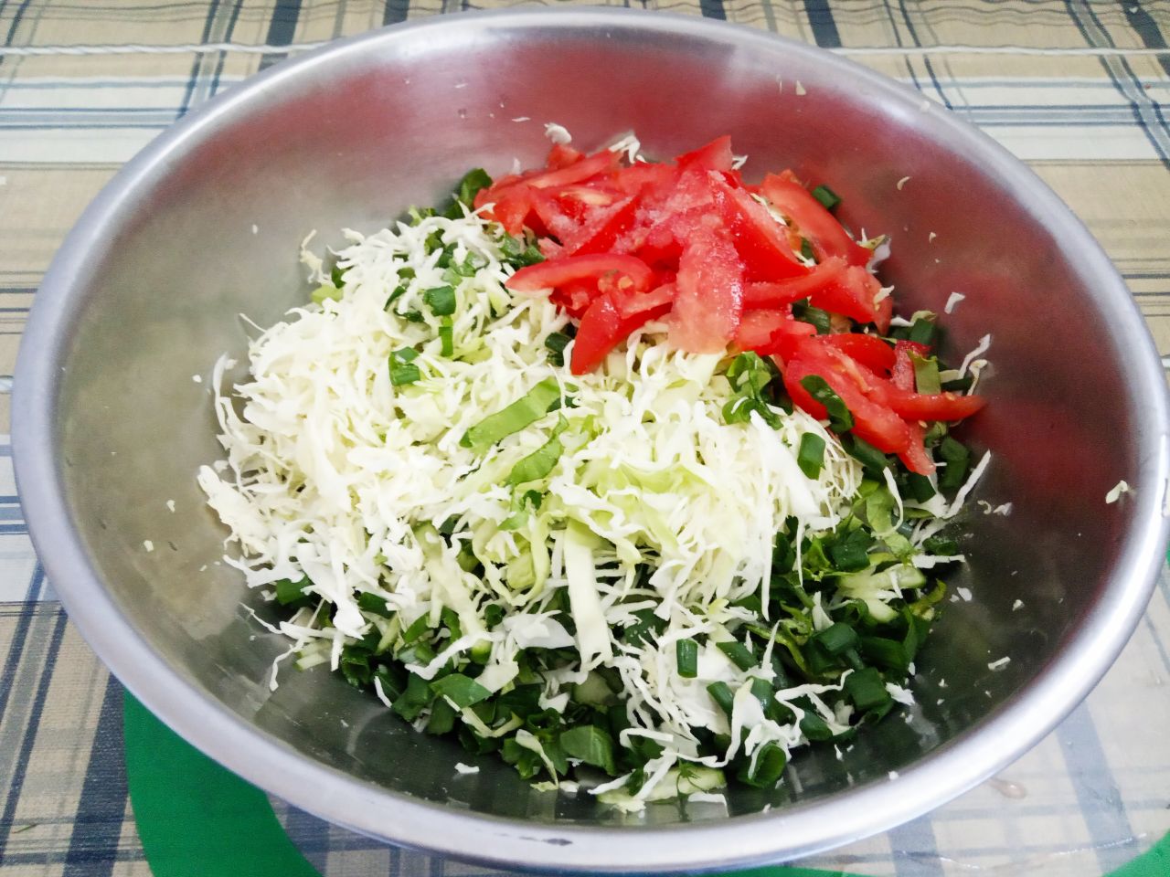 Простой рецепт салата с капустой, свежими овощами и зеленью: Приготовленные овощи и зелень складываем в миску, чтобы удобнее было перемешивать, заправляем растительным