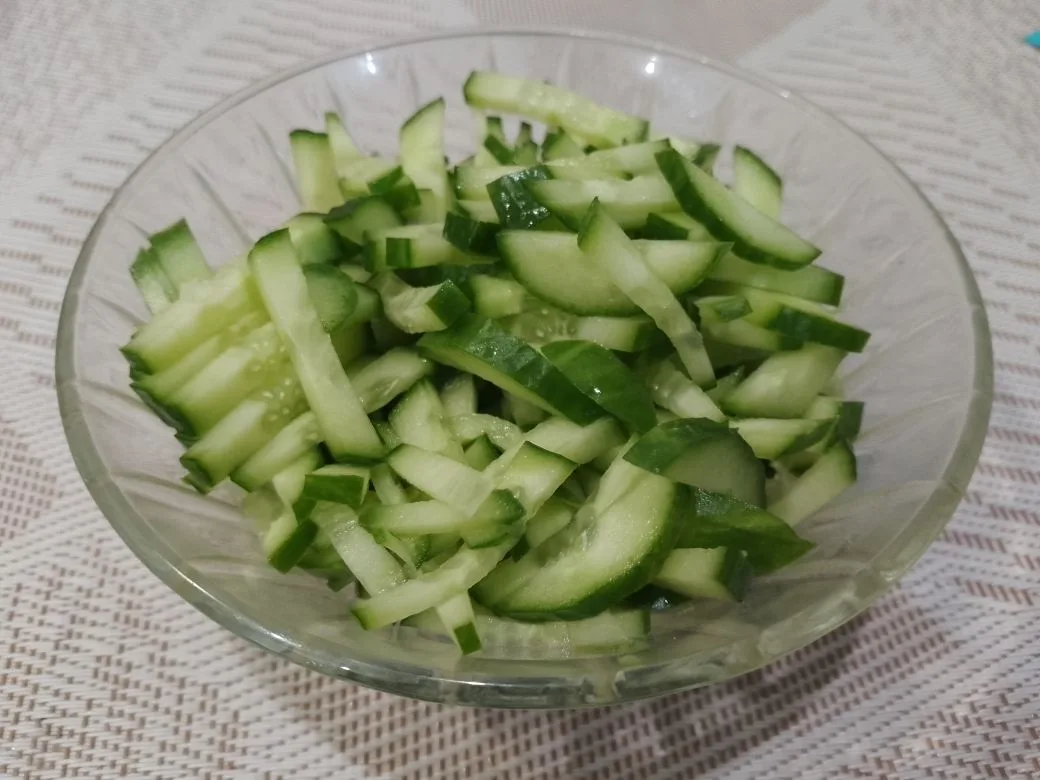Картофель с зеленым луком, чесноком и свежим огурцом: Огурец промываем, обсушиваем и нарезаем тонкой соломкой.