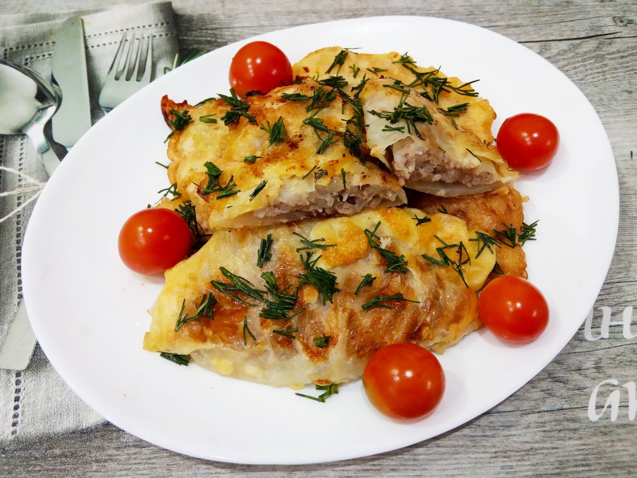Голубцы из капусты и фарша, в кляре, жареные на сковороде, сытно и вкусно
