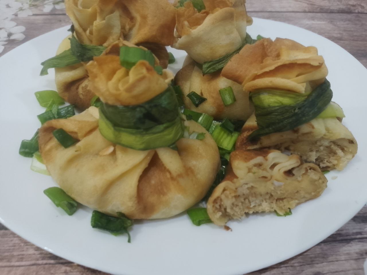 Блинчики с начинкой из куриного мяса и сыра, вкусные и сытные: Достаем блинчики из духовки и подаем к столу  соусом или о сметаной.