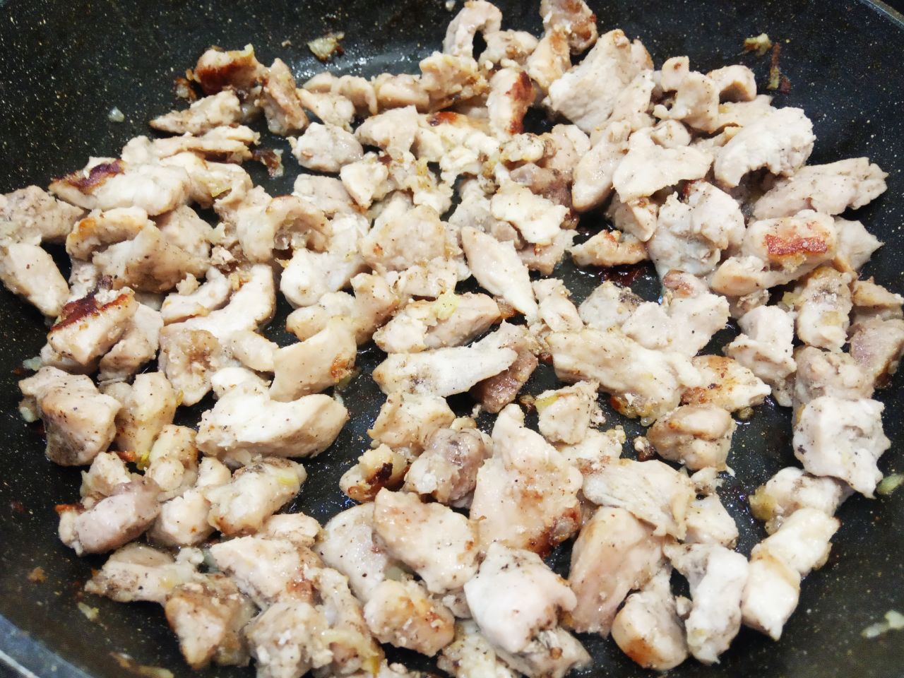 Простой рецепт макаронных изделий с мясом, сыром и луком, вкусно и аппетитно: Обжариваем мясо до размягчения на медленном огне, когда жидкость образовавшаяся при жарении мяса испарится,