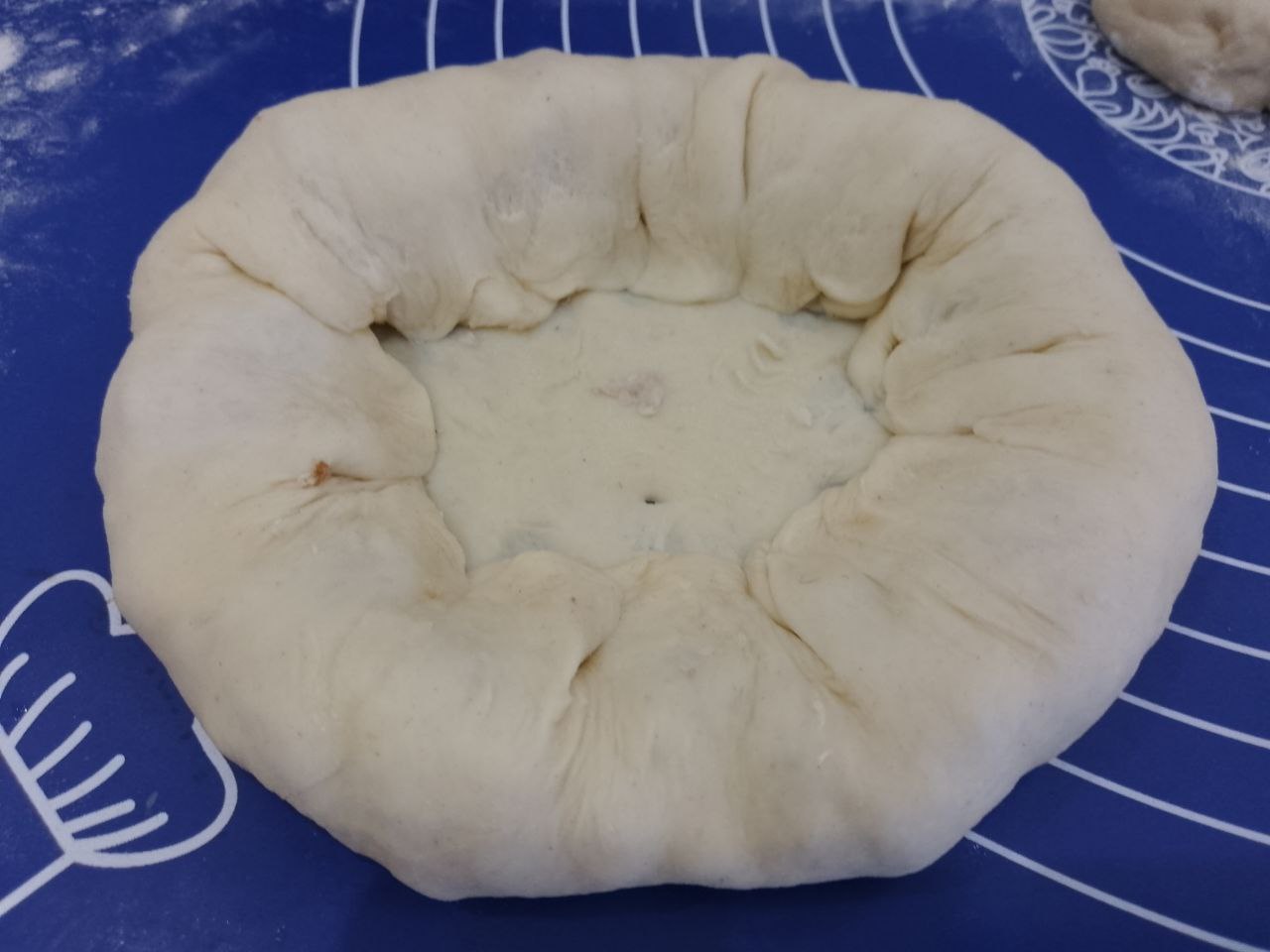 Бублики из дрожжевого теста с мясной начинкой, вкусные и сытные: Начинку закрываем тестом, придавливаем.