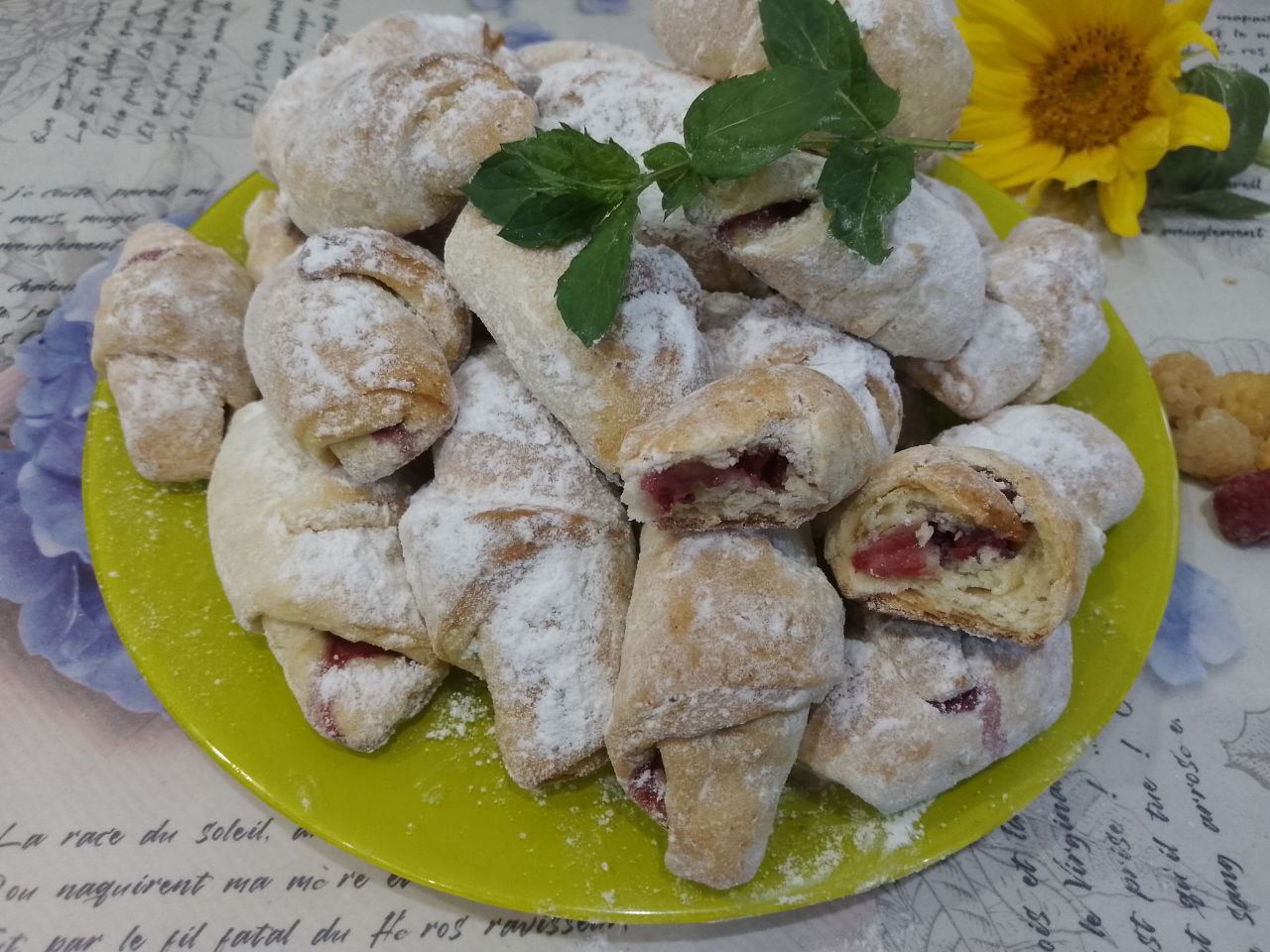 Рогалики из теста с добавлением творога и начинкой из ягод малины