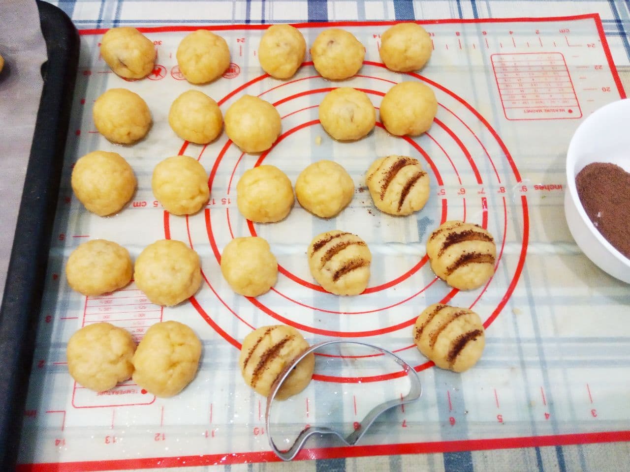 Печенье на растительном масле и вареных желтках с изюмом: Формочку или крышку окунаем одной стороной в какао, и на шарике делаем несколько неглубоких углублений.