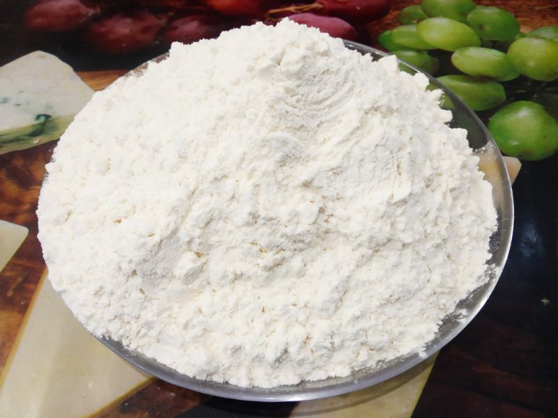Пирожки с фасолевой начинкой в чесночной заливке, просто и вкусно: Муку просеиваем через мелкое сито смешиваем с солью и добавляем частями в тесто. Замешиваем мягкое и