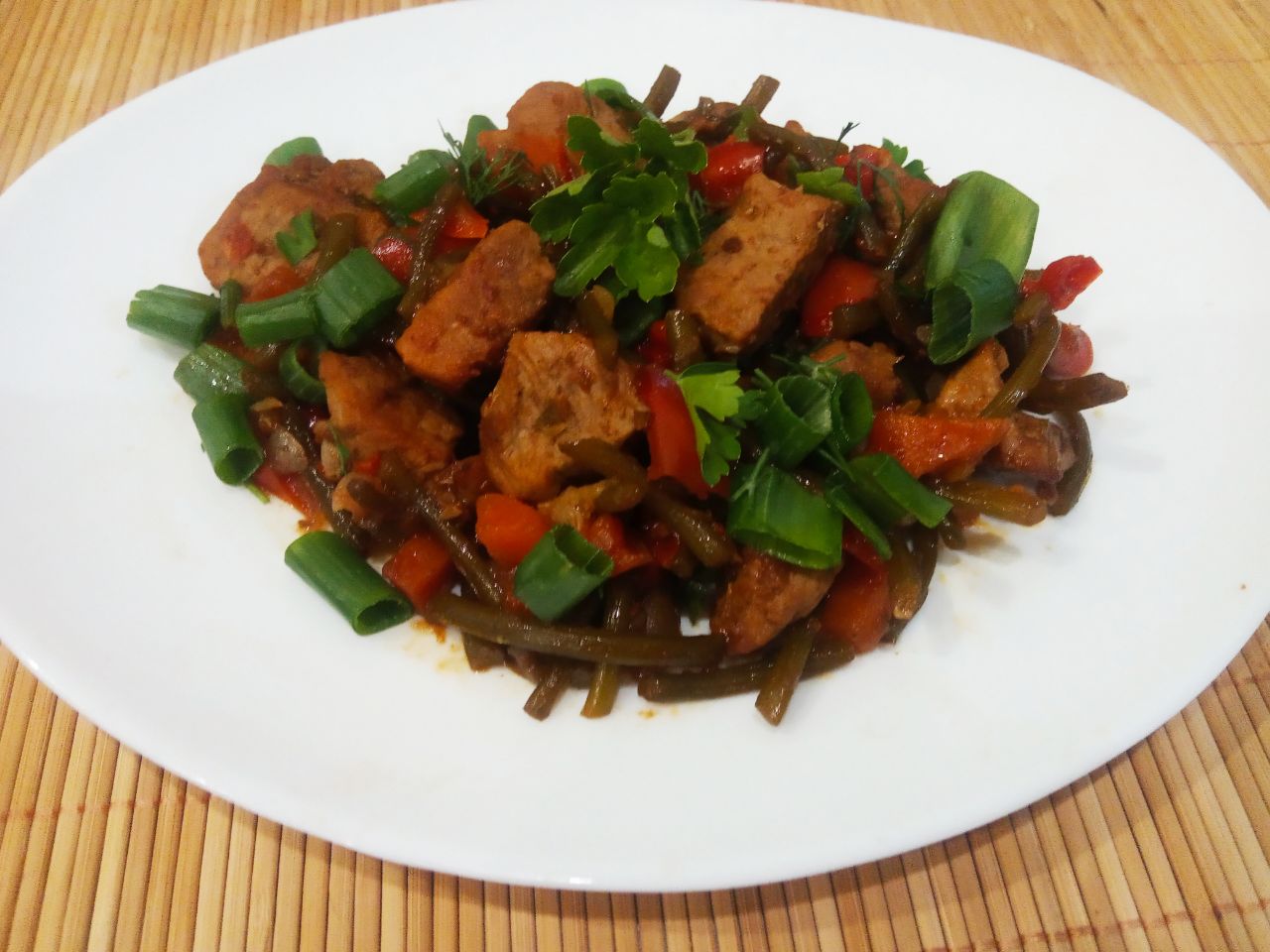 Чесночные стрелки с мясом и овощами тушеные в соевом соусе, вкусные и аппетитные