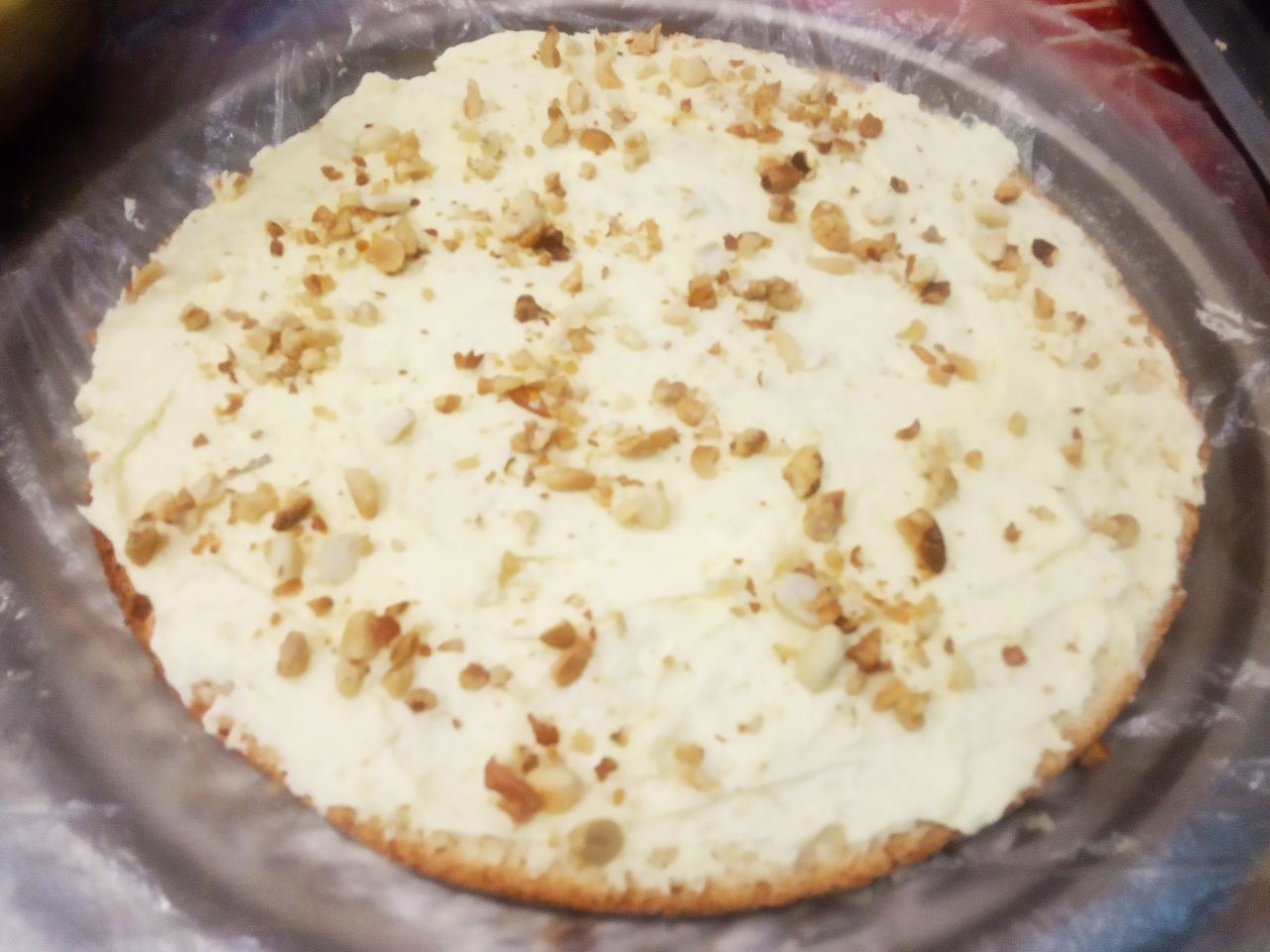 Вкусный торт ко дню рождения или к другому торжеству: Собираем торт, кладем корж, пропитываем сиропом и смазываем кремом, посыпаем орехами.