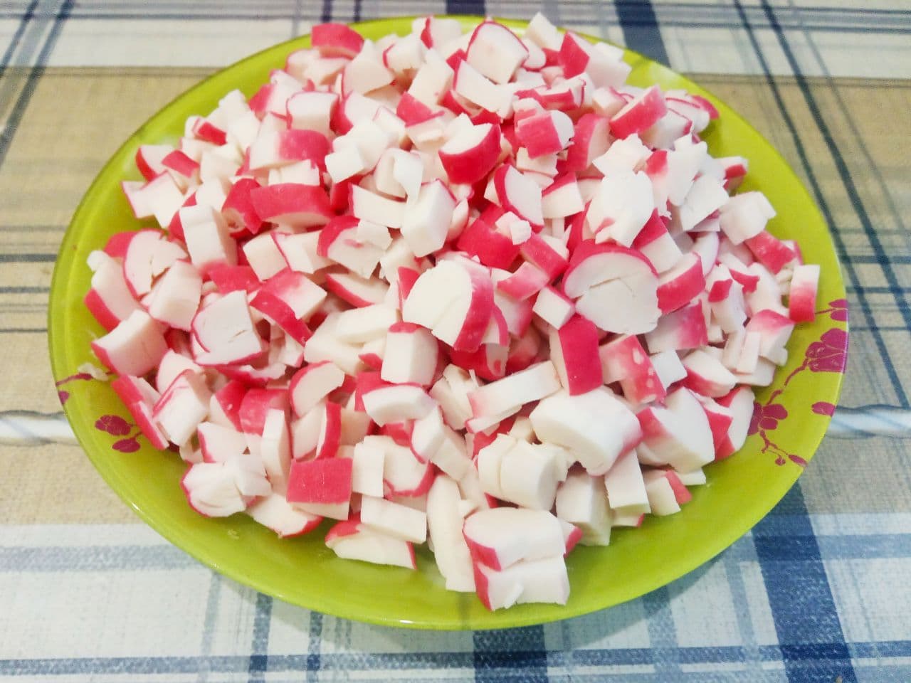 Простой рецепт салата с крабовыми палочками и кукурузой: Крабовые палочки достаем из упаковки и разрезаем кубики.