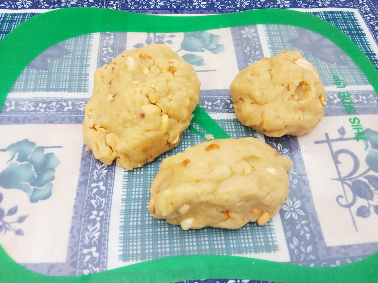 Печенье с орехами подсушенное в духовке, рассыпчатое и хрустящее: Тесто разделяем на три части и формируем валики.