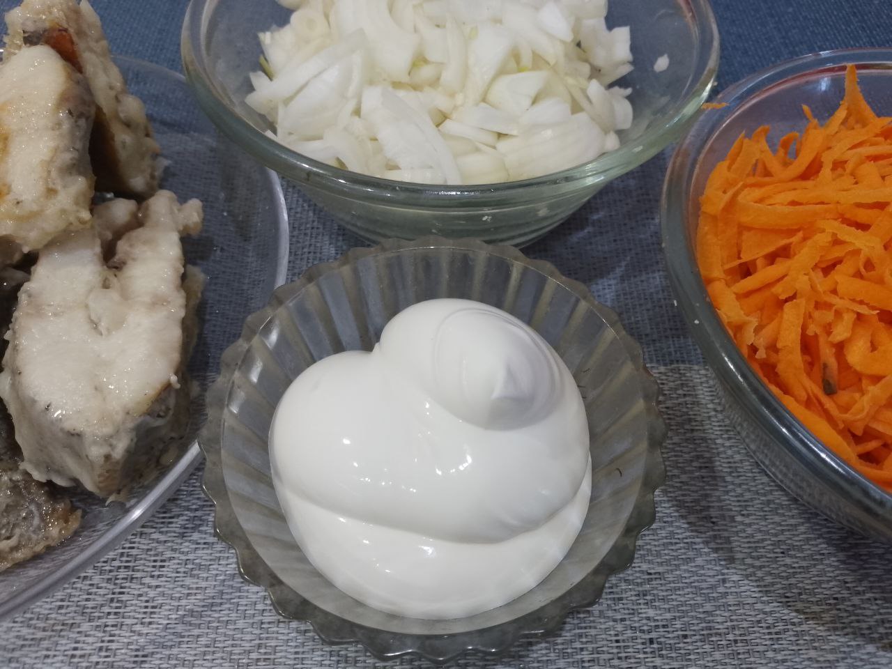Салат из рыбы, моркови и лука