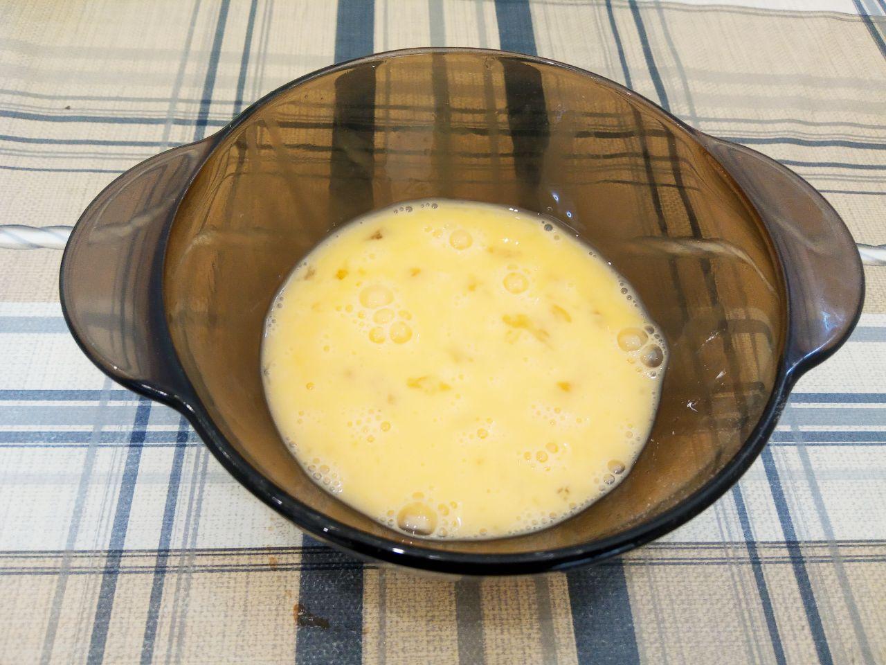 Простой рецепт оладий из кабачков, сытно и вкусно: Яйца разбиваем в чашу, взбиваем венчиком или вилкой, выливаем в натертые кабачки.