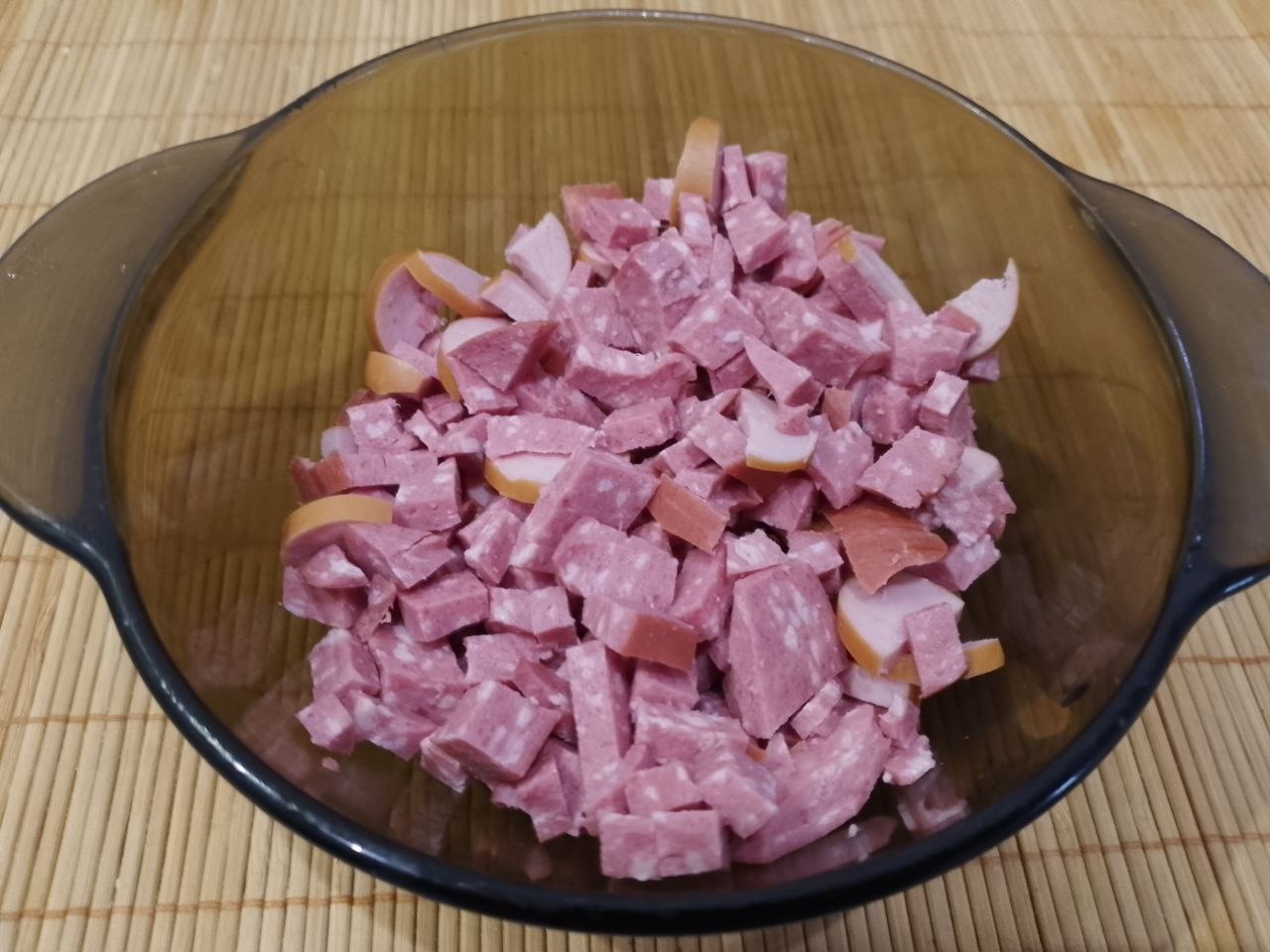 Пицца на сковороде, просто, быстро и вкусно: Колбасу, сосиски или ветчину нарезаем по своему усмотрению.