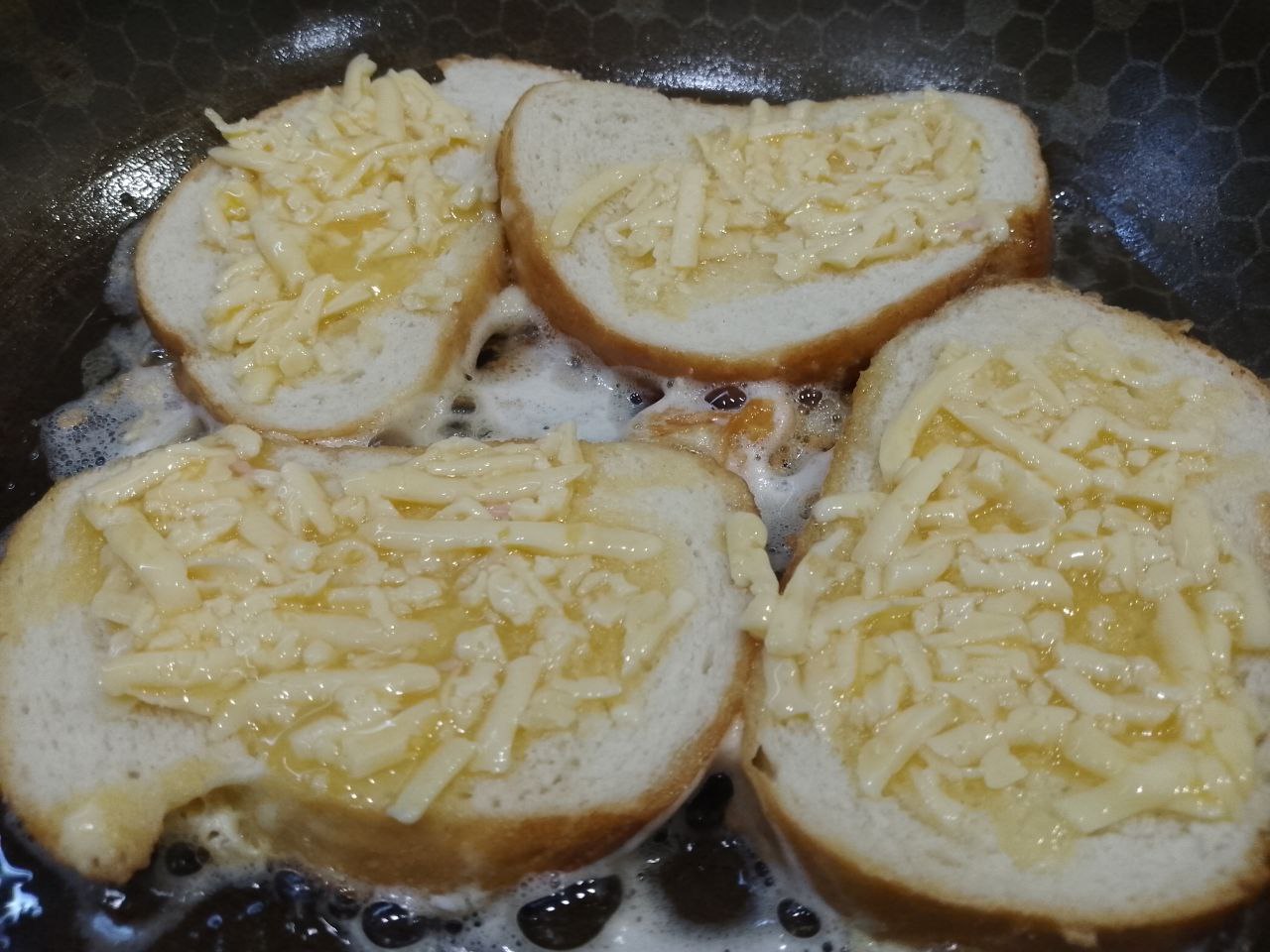 Бутерброды с яйцами и сыром, жареные на сковороде: Распределяем смесь с другой стороны, переворачиваем и обжариваем.
