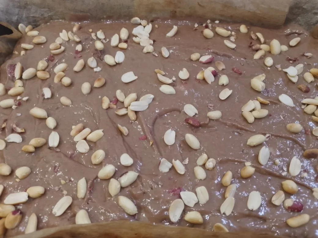 Шоколадный пирог на сметане, с клубникой и орехами: Сверху равномерно распределяем поджаренный арахис.