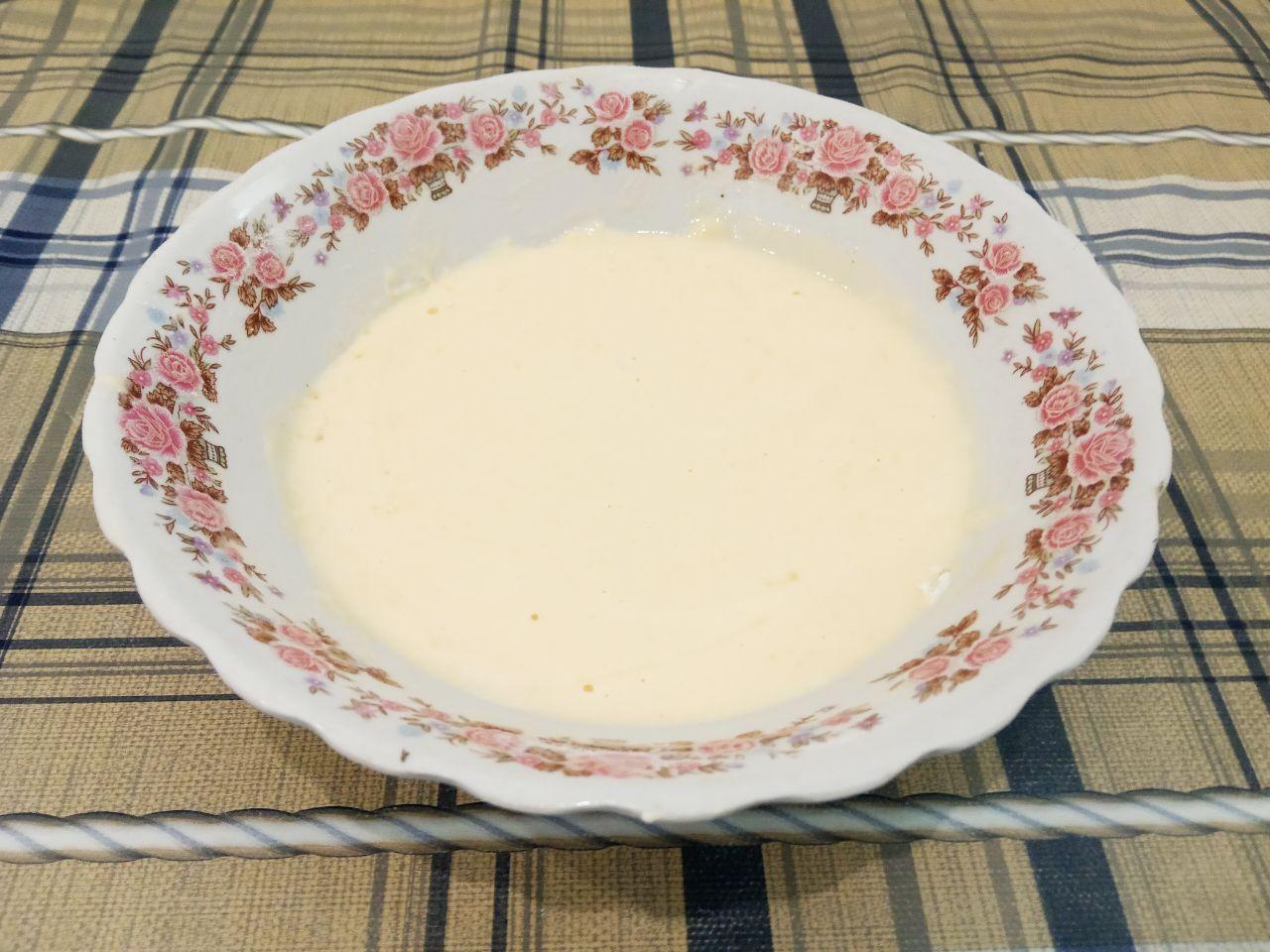 Кабачки в кляре, сытно и вкусно: Всыпаем муку в смесь, тщательно размешиваем.