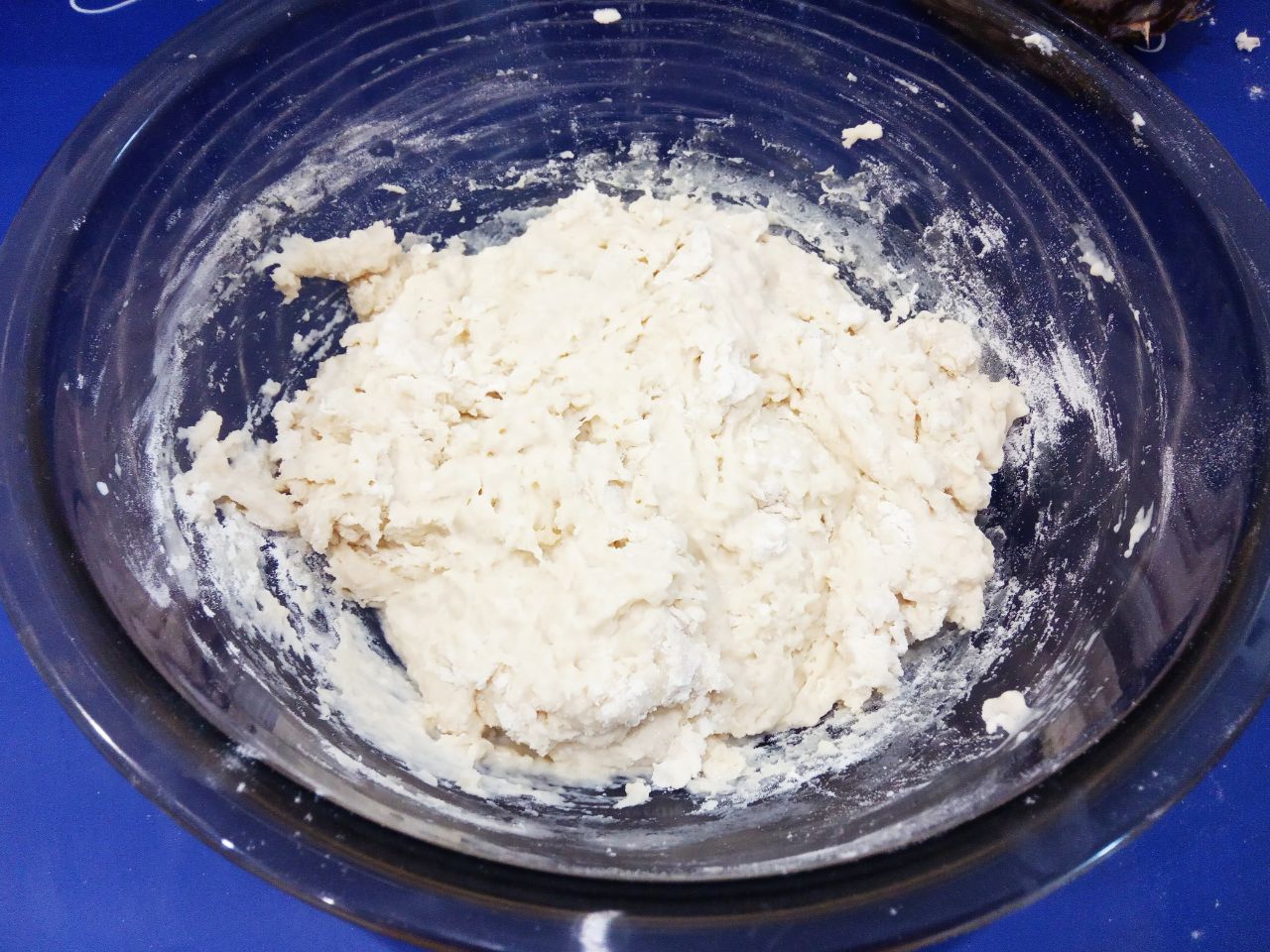 Лепешки с мясной начинкой, в духовке: Всыпаем частями муку, размешиваем сначала лопаткой, замешиваем мягкое и эластичное тесто.