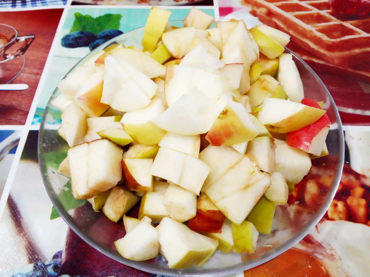 Яблочный пирог с кремом-суфле, нежный и вкусный: Яблоки соединяем с сахаром и перемешиваем.