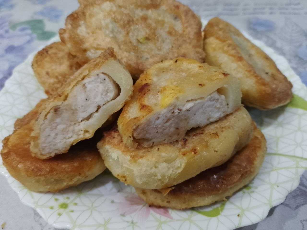 Вкусная мясная закуска в тесте и кляре, на сковороде