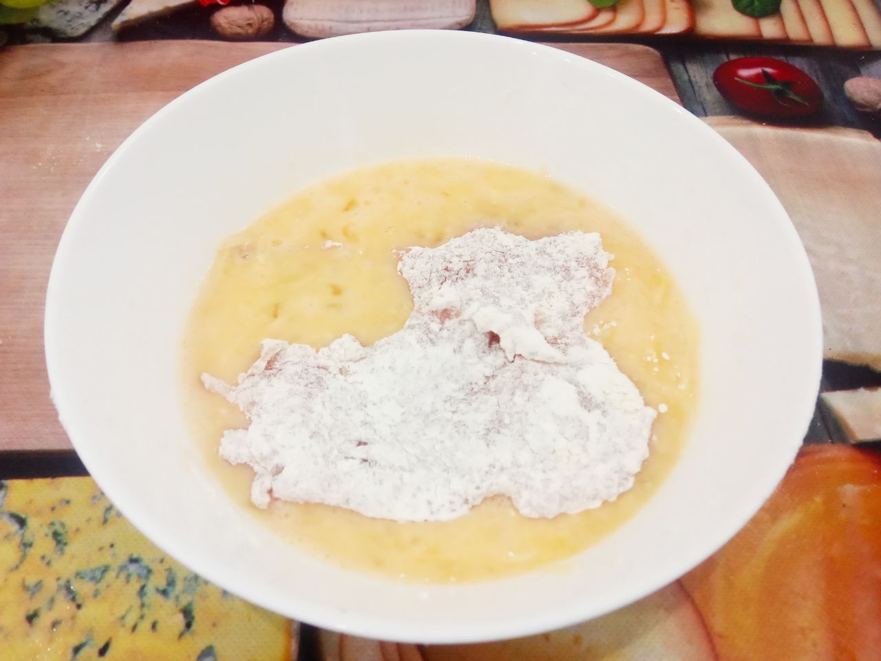 Отбивные  из свинины в кляре из яиц и сыра, вкусные и сытные: Затем окунаем отбивные в кляр с помощью вилки.