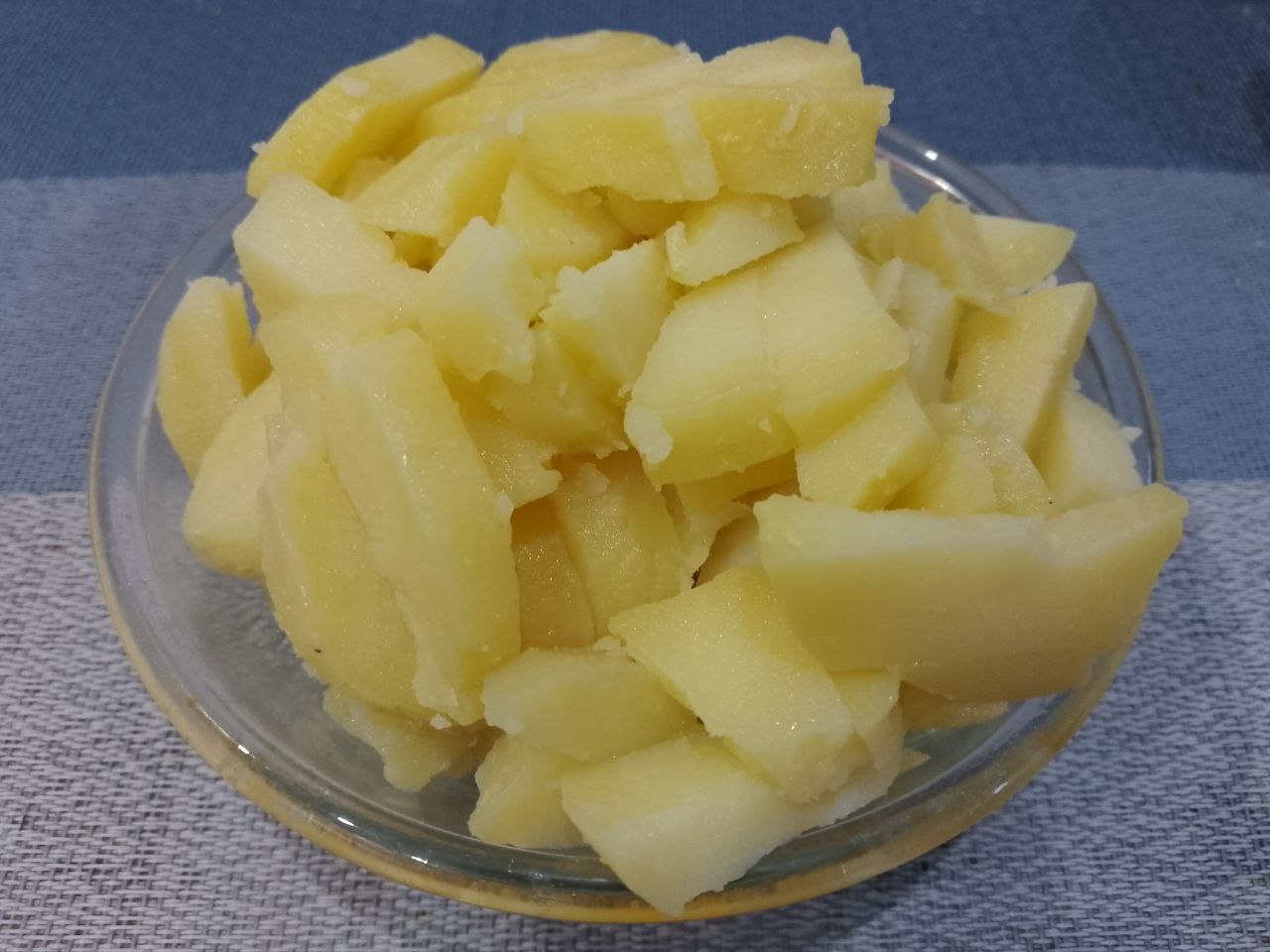Салат из копченой щуки, картофеля и других ингредиентов: Картофель отвариваем, очищаем и нарезаем кубиками или продолговатыми брусочками.