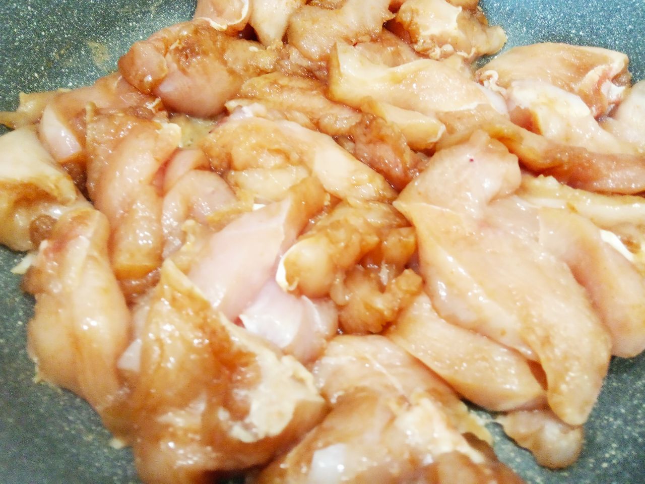 Мясо с соусом из овощей, к макаронным изделиям: Разогреваем сковороду, кладем ломтики куриного филе и обжариваем до испарения жидкости.