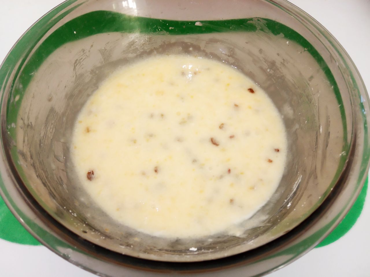 Домашнее печенье с изюмом и крахмалом, рассыпчатое и нежное: Кладем изюм в смесь, размешиваем.