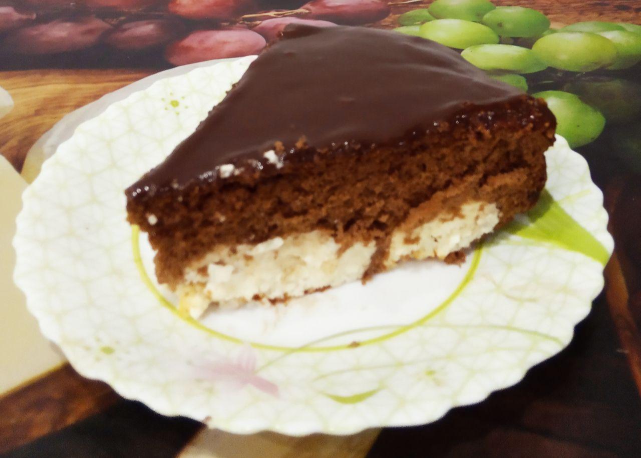 Вкусный шоколадный пирог с начинкой из творожных шариков 