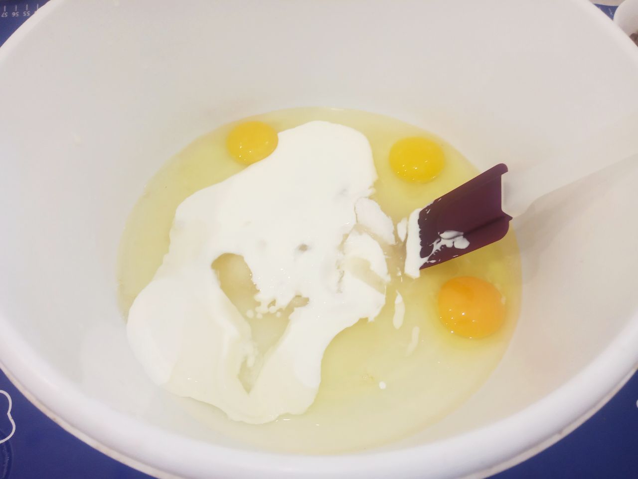 Булочки с начинкой из жареных яблок, изюма и корицы: Добавляем сахар, ванильный сахар, растительное масло, оставшееся молоко и сметану, размешиваем венчиком.