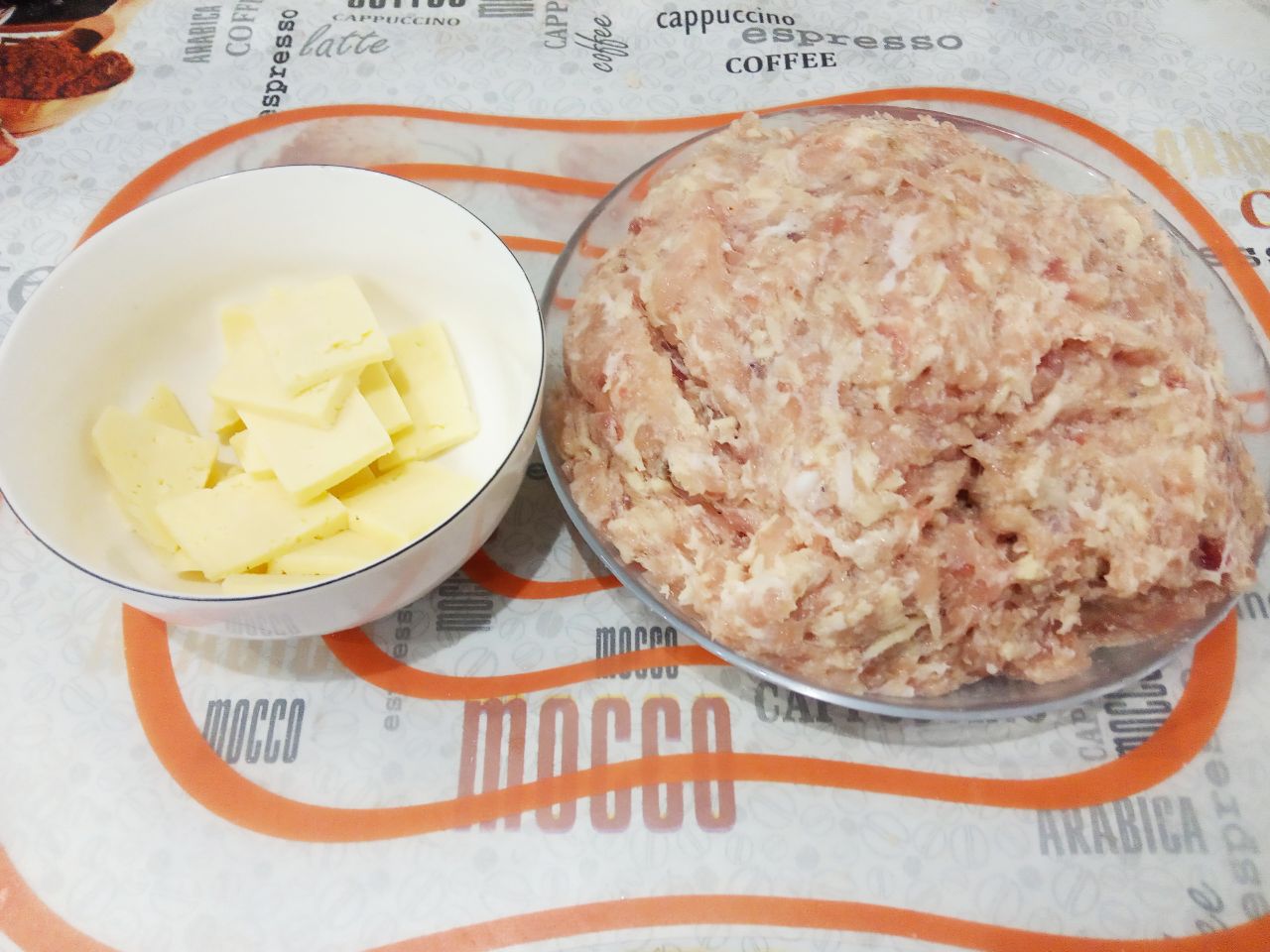 Мясные конвертики с сыром, жареные на сковороде: Котлетную массу разделяем на шарики, которые руками разравниваем формой кружочков.