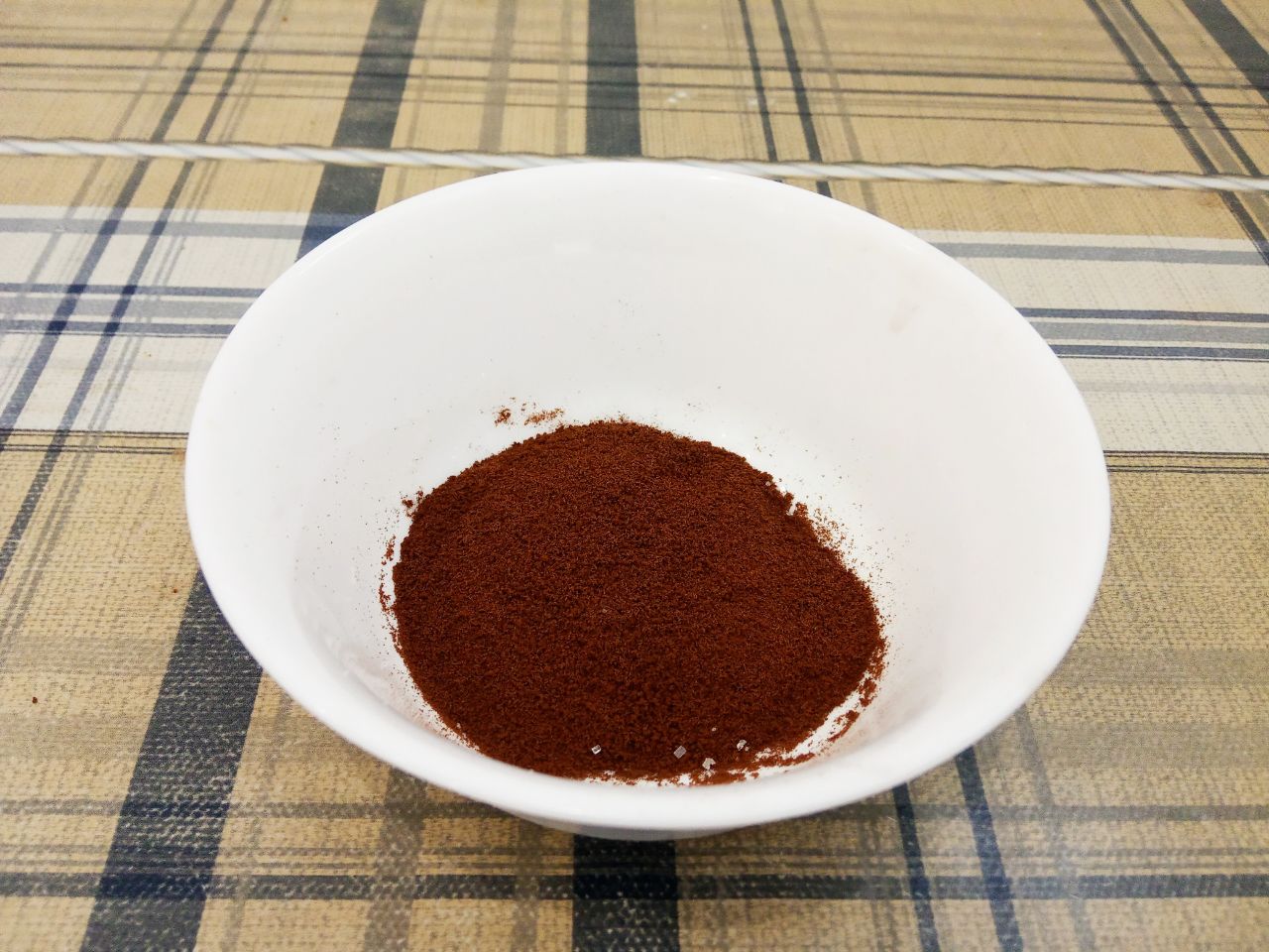 Кофейное печенье с изюмом на растительном масле, мягкое и воздушное: Добавляем кофе и размешиваем.