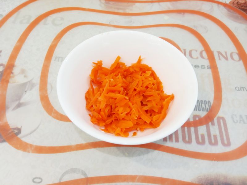 Рецепт гречневого супа с куриными мясом: Морковь очищаем от кожуры, промываем и натираем на терке.