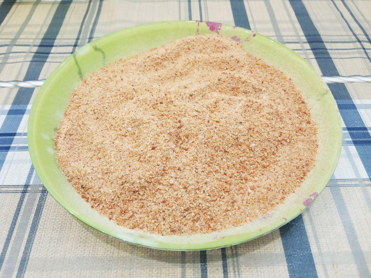 Куриные голени в кляре и сухарях в духовке: Голень окунаем в кляр, затем обваливаем в сухарях и укладываем на противень. Сверху куриные ножки закрываем