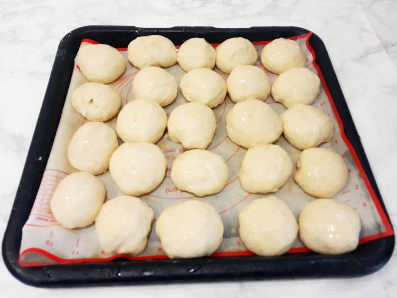 Сосиски в тесте и пампушки в чесночной заливке, вкусно и просто: Затем пампушки смазываем яйцом и ставим в духовку, выпекаем при 200 С до готовности.