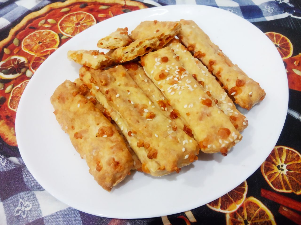 Соленое печенье с сыром, хрустящее и аппетитное: Испеченное печенье выкладываем на блюдо и подаем к столу. Печенье вкусное, хрустящее и аппетитное.