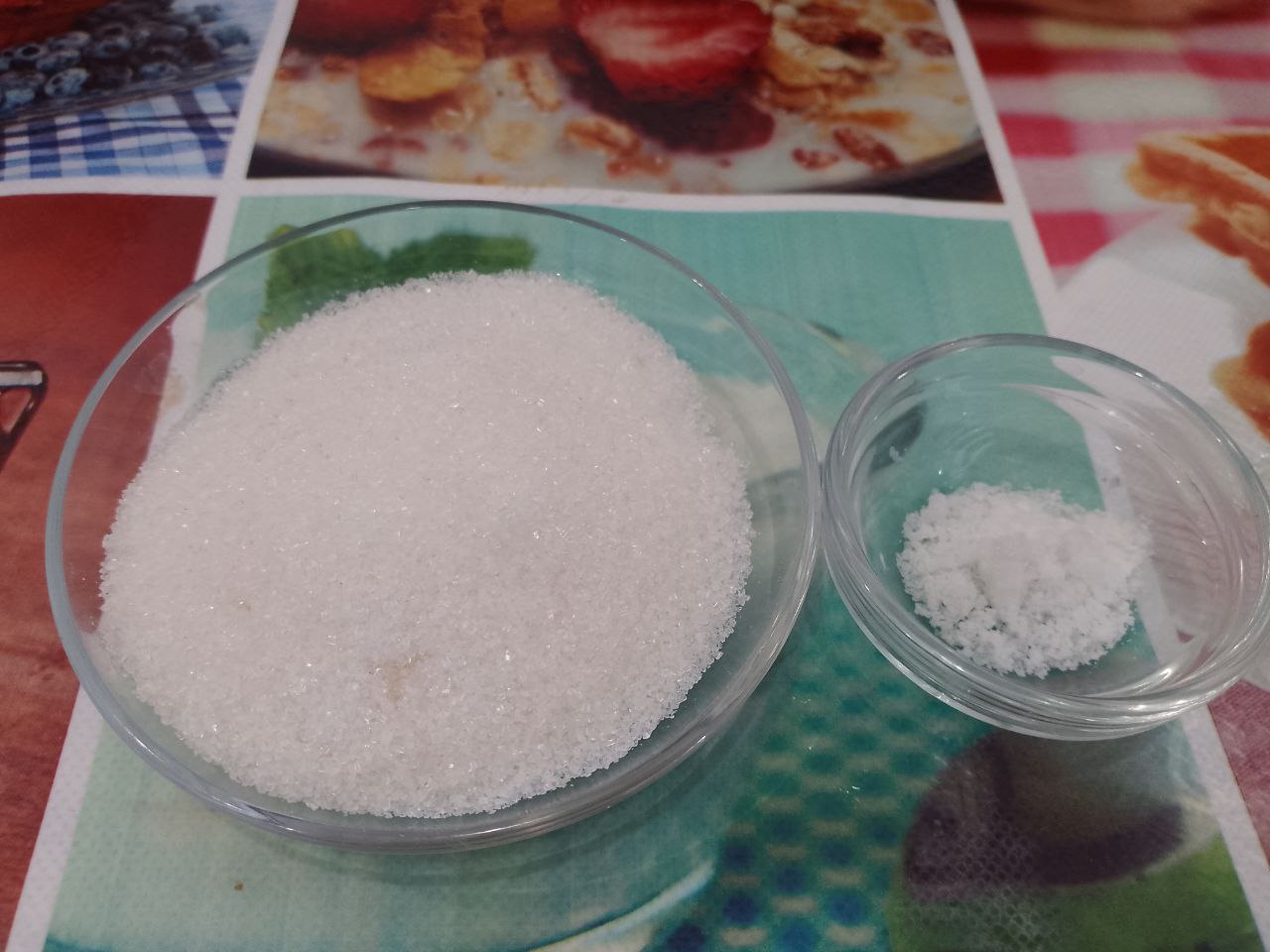 Блины со сливочным маслом, сахаром и ягодами: Яйца разбиваем в чашу или миску, добавляем сахар и соль, взбиваем до загустения.