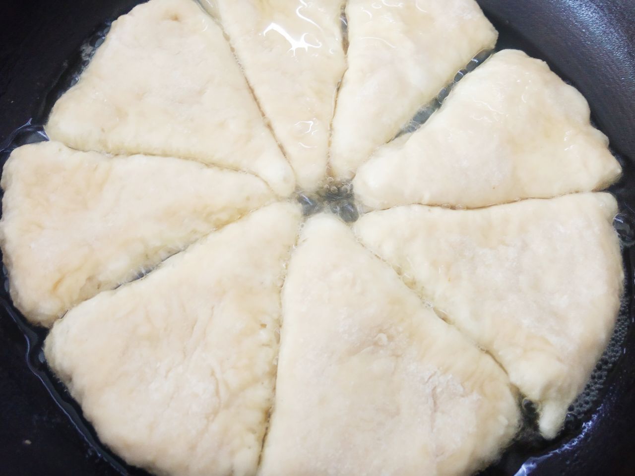 Воздушные треугольники, просто и вкусно: Разогреваем сковородку с растительным маслом, укладываем треугольники и обжариваем с двух сторон до