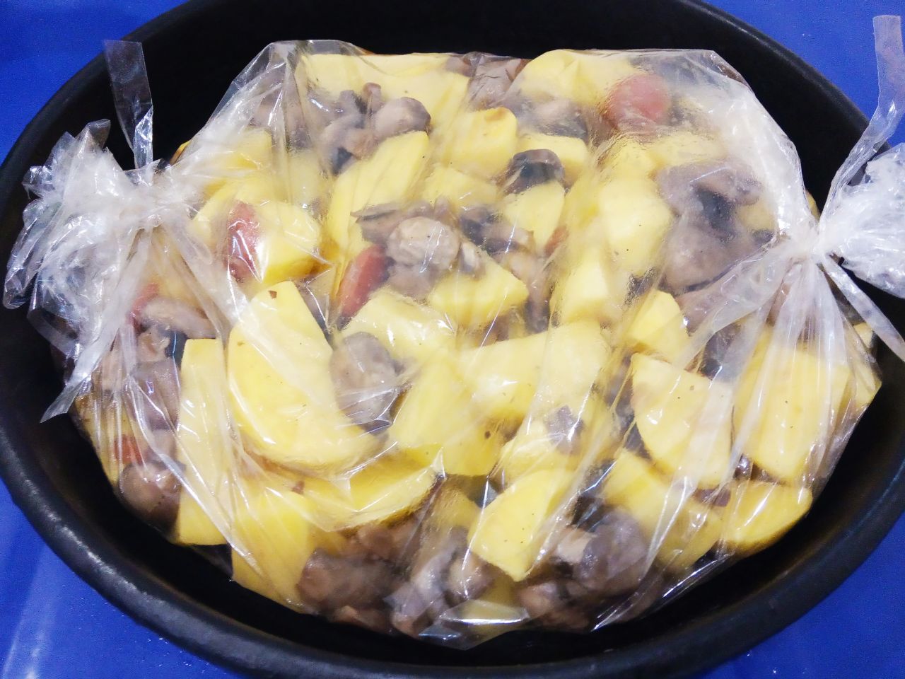 Картофель с грибами запеченный в рукаве для запекания, просто и вкусно: Укладываем рукав с картофелем на противень и ставим в разогретую духовку до 180-190 С для запекания.
